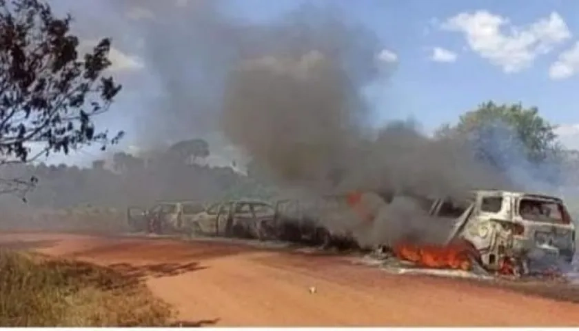 Los vehículos incinerados en Llanos del Yarí