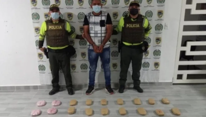 Albeiro Martínez Quintero, y la droga incautada.