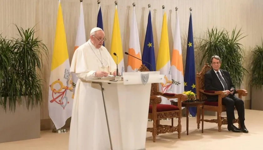 El presidente chipriota Nicos Anastasiades con el Papa Francisco en el Palacio Presidencial en Nicosia, Chipre.