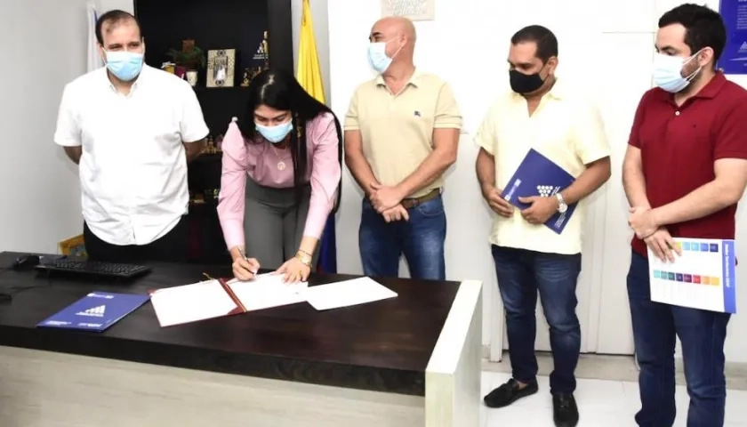 La Directora Territorial de la Esap, Sandra Plata, firmando el convenio.
