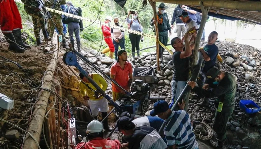 Brigadas de emergencia trabajan para intentar ingresar a una mina de oro de la vereda El Bosque en zona rural de Neira.