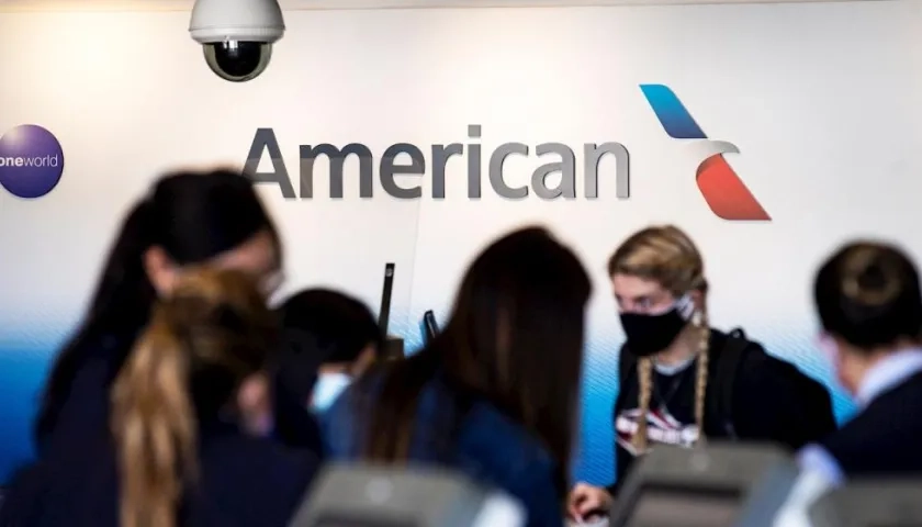Pasajeros con mascarilla hacen el check-in en American Airlines en el Aeropuerto Internacional de Los Ángeles, California (EE.UU.). 