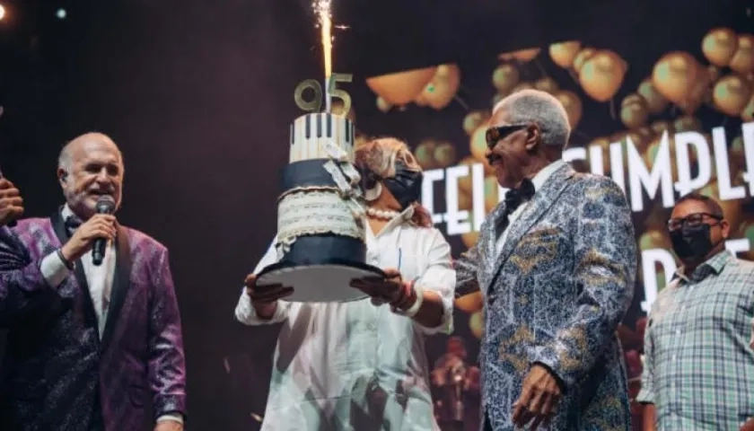 Rafael Ithier con torta gigante celebra en tarima su cumpleaños.