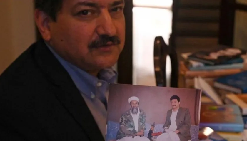 Hamid Mir muestra las fotos de Osama Bin Laden.