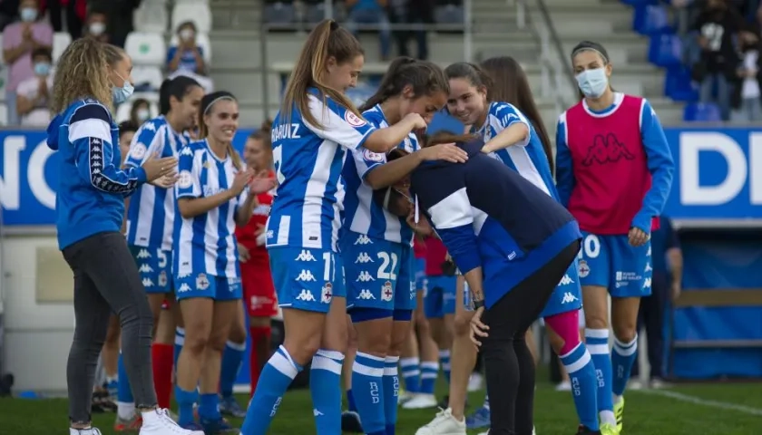 Carolina Arbeláez se despide entre lágrimas de sus compañeras. 