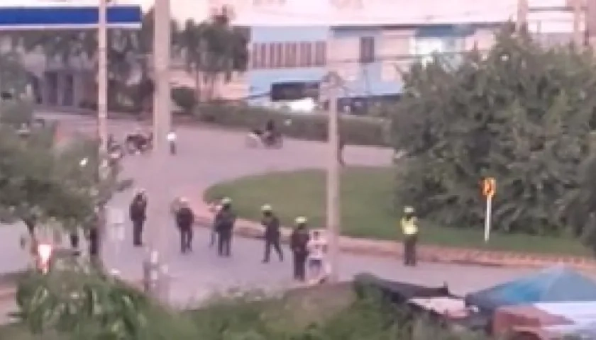 Policias se ven en medio del ataque a piedras contra estudiantes de Uniatlánico.