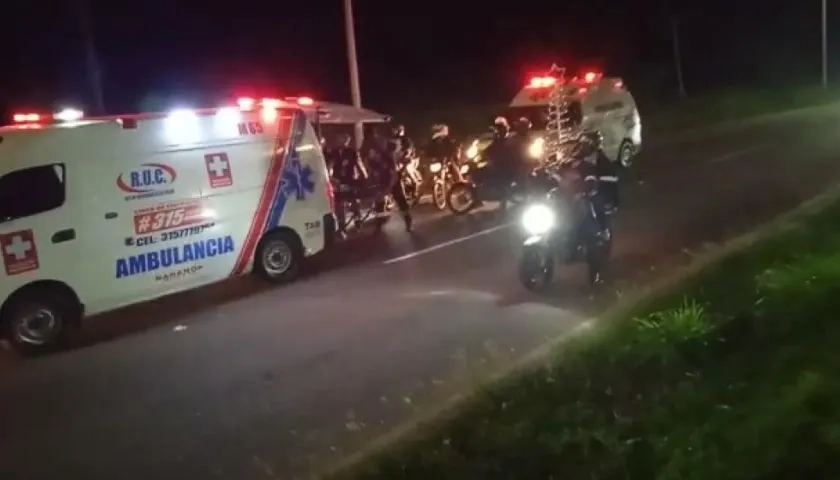 Una ambulancia recoge al pasajero.