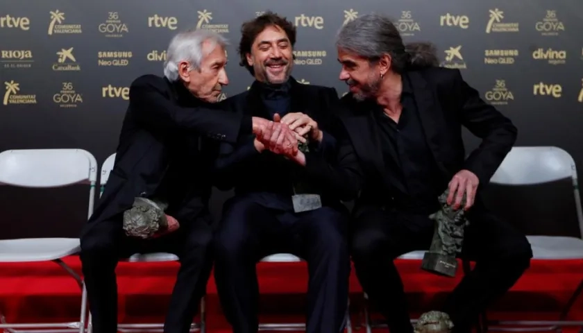 De izquierda a derecha, los actores José Sacristán, Goya de Honor, Javier Bardem, Goya a Mejor Actor Protagonista, y el director Fernando León de Aranoa, Goya a Mejor dirección.