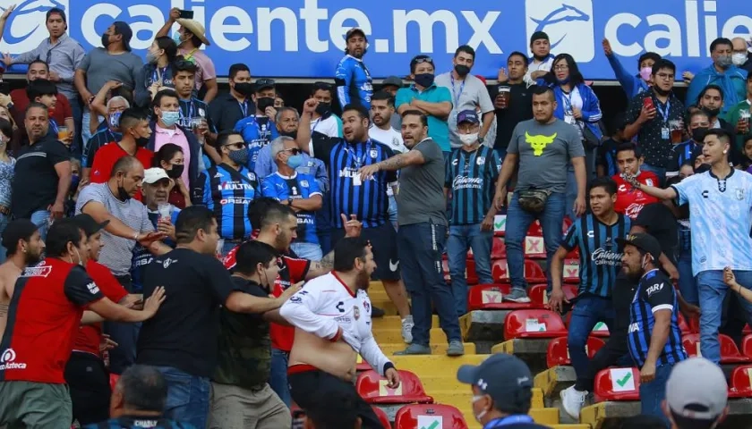 Aficionados de Querétaro y Atlas se enfrentaron al minuto 62 del partido, en el estadio Corregidora de la ciudad de Querétaro (México).