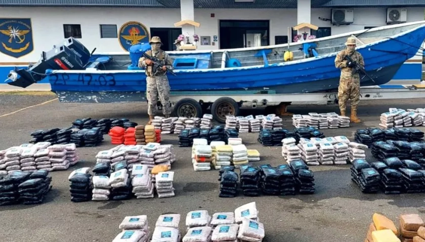 Autoridades panameñas incautarron 1,105 paquetes de supuesta droga, capturaron a 4 colombianos y decomisaron una lancha rápida.