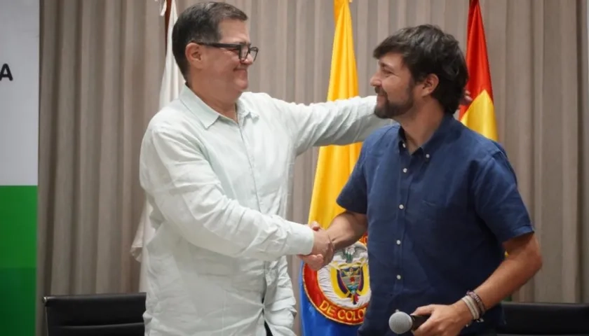 El Supervigilancia, Orlando Clavijo, y el Alcalde Jaime Pumarejo, se saludan tras la firma del convenio.