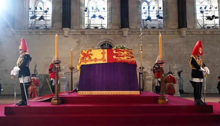 El ataúd de la reina Isabel II al comienzo de la capilla ardiente en el Palacio de Westminster este miércoles