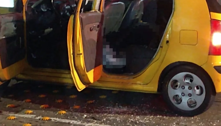 El taxi que fue atacado a tiros.