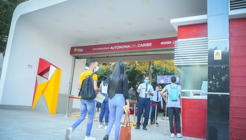 Estudiantes ingresan a la Universidad Autónoma del Caribe.