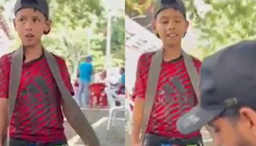 El supuesto niño vendedor de dulces con otro actor que participa en el video que se hizo viral.
