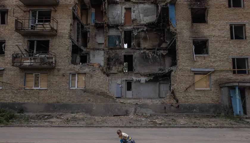 Un niño transita por una zona de guerra en Ucrania, en una fotografía de archivo.