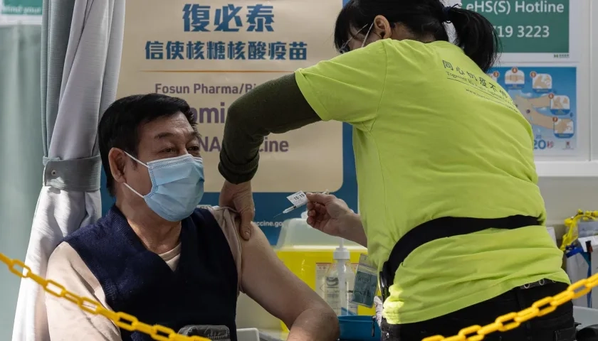 En la imagen de archivo, un hombre recibe la vacuna BioNTech en Hong Kong, China