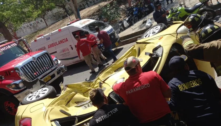 Accidente entre ambulancia y taxi en el barrio Recreo
