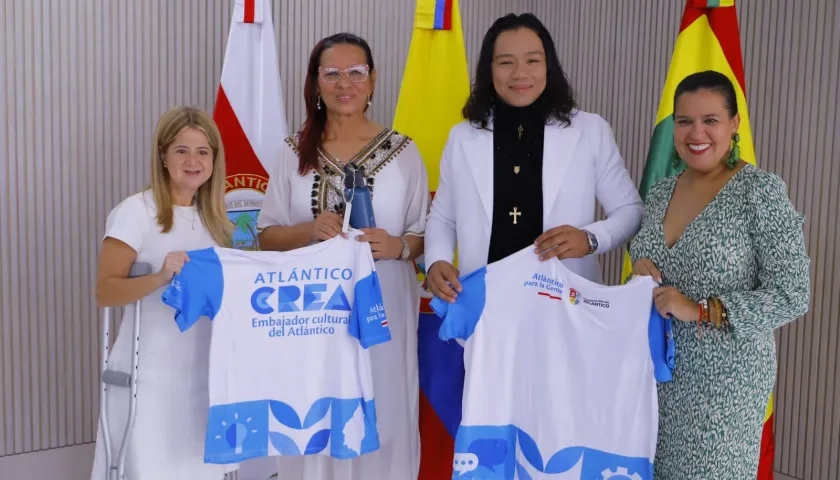La Gobernadora Elsa Noguera junto a los gestores culturales Marta Ibáñez, Hernan Amador y la secretaria de Cultura Diana Acosta
