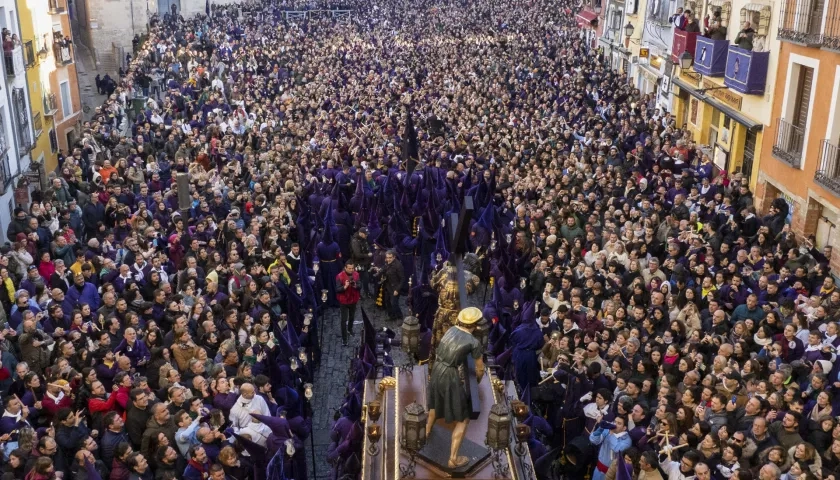 Procesión con miles de feligreses en Cuenca, España.