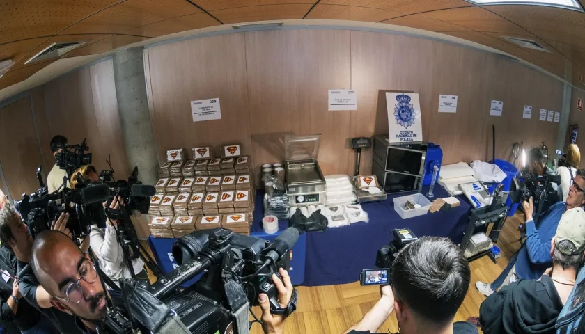  La Policía Nacional y la Policía Judiciaria de Portugal mostraron parte del material hallado en el laboratorio de Pontevedra