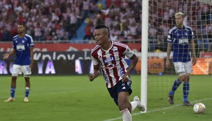 Luis 'Chino' Sandoval, celebra el gol de cabeza