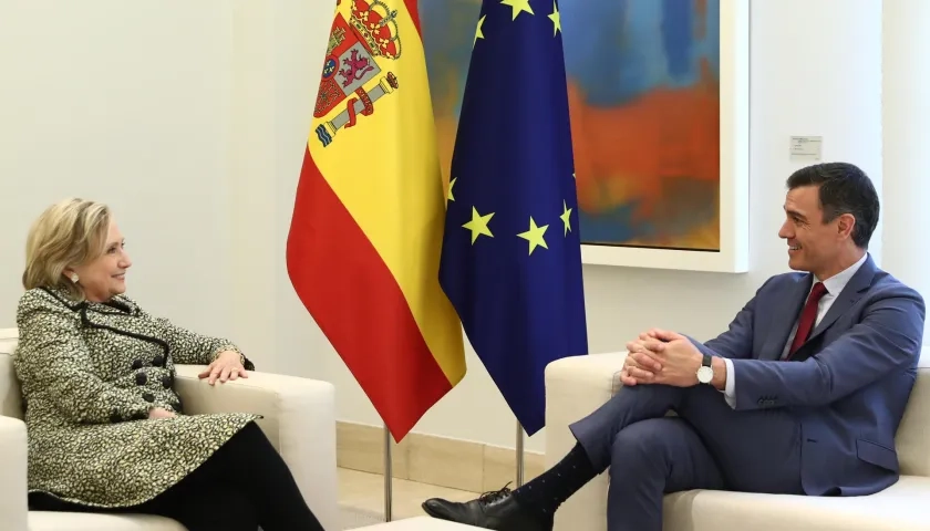 El presidente del Gobierno español, Pedro Sánchez, y la exsecretaria de Estado de EE.UU. Hillary Clinton