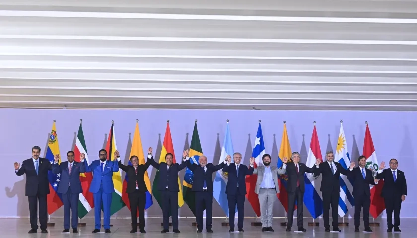 Los presidentes posan al inicio de la cumbre regional en Brasilia