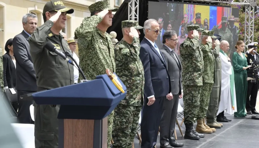 Presidente Gustavo Petro condecoró a los militares. 