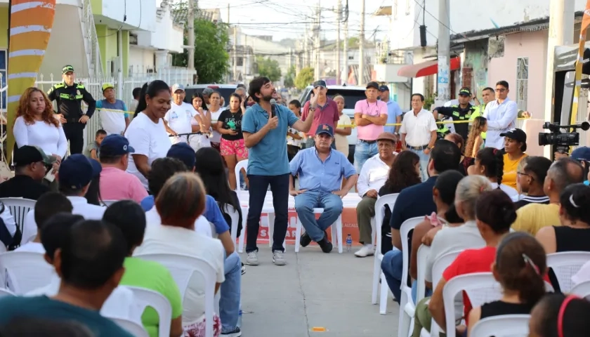Jaimes Pumarejo, alcalde de Barranquilla inaugurando las vías.