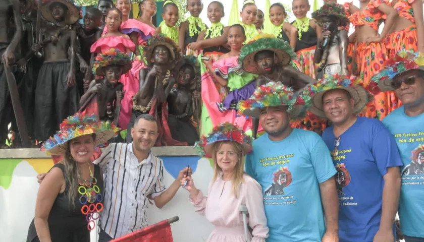 Gobernadora Elsa Noguera junto a representantes del Festival Son de Negro.