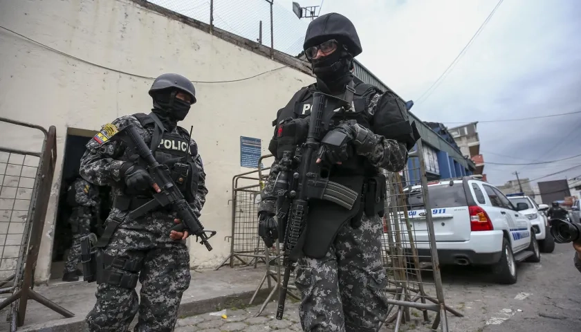 Uniformados de la Policía de Ecuador frente a la cárcel de El Inca