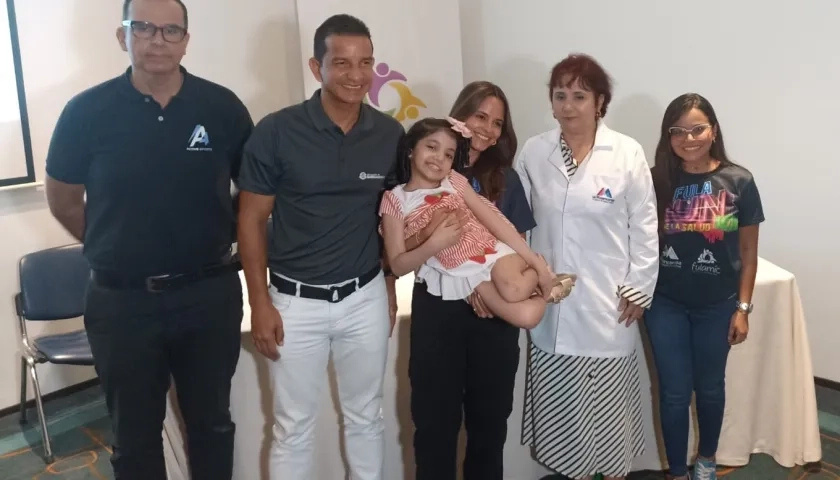 Daniela Antonia Peinado Lozano acompañada de Edgardo Pantoja, Gabriel Berdugo y Salwa Maloof, directora de la Fundación Fulamic. 