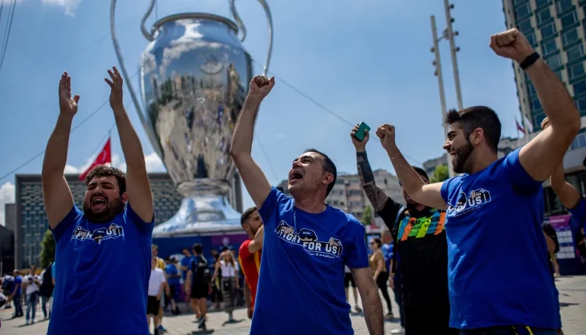 Aficionados del Inter de Milán animan al equipo en la plaza Taksim en Estambul, previo a la final de este sábado donde e el equipo italiano se enfrenta al Manchester City