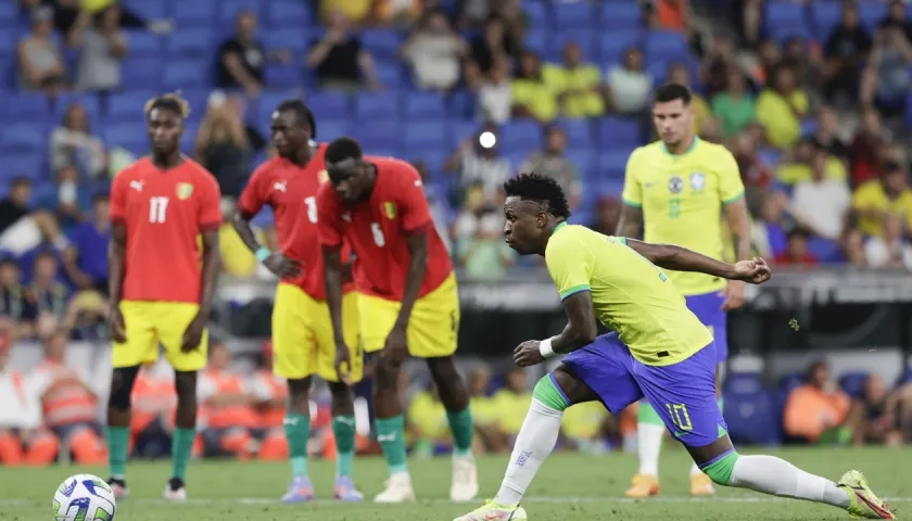 Vinicius Junior, ya vestido de amarillo, marcó de pena máxima el cuarto gol brasileño. 