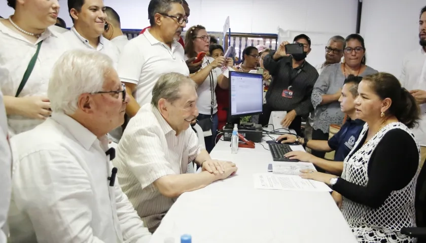 El exsenador Fuad Char Abdala acompañó en la inscripción al candidato Joao  Herrera en la Registraduría Especial de Soledad