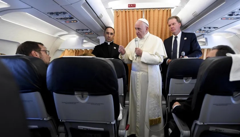 El Papa Francisco atendiendo a la prensa en un viaje pastoral. 
