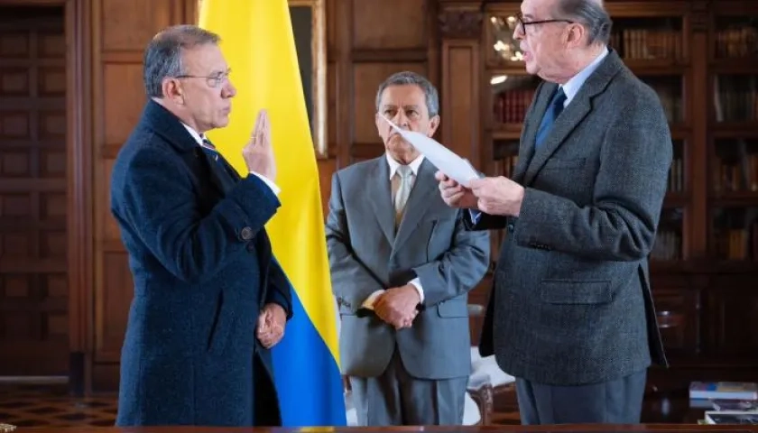 Roy Barreras se posesiona como embajador en el Reino Unido, ante el Canciller Álvaro Leyva Durán.