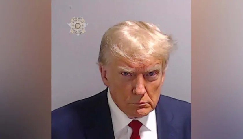 El expresidente Donald Trump en la foto que se le tomó en la cárcel