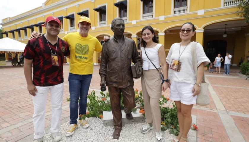 La escultura ‘Retrato en el Jardín”, en homenaje a Gabriel García Márquez, del autor cubano José Villa Soberón, llegó a la Plaza de la Aduana.