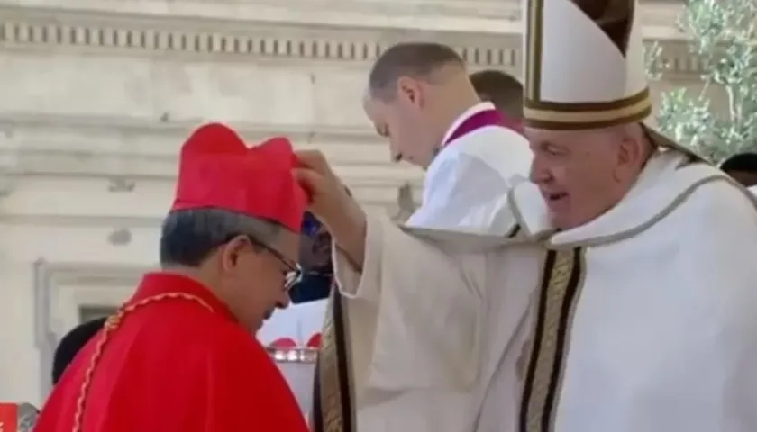 El arzobispo Luis Rueda Aparicio y el Papa Francisco.