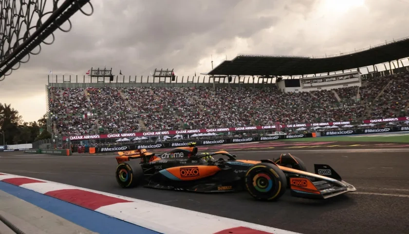 Lando Norris, de la escudería McLaren, conduce su monoplaza en la segunda práctica del Gran Premio de México.