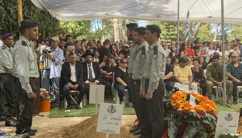   Vista del entierro de un soldado israelí este viernes en el cementerio Monte Herzl.