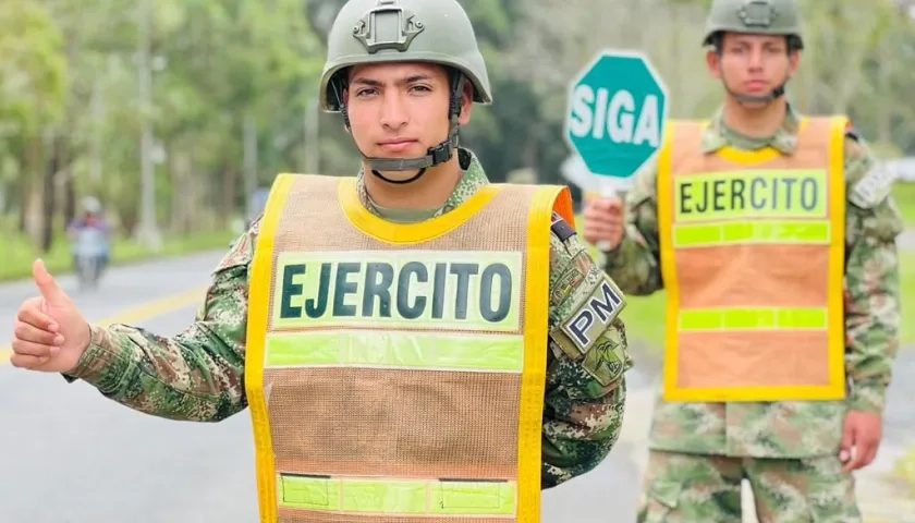Hombres y mujeres del Ejército vigilan las vías dentro del Plan Democracia