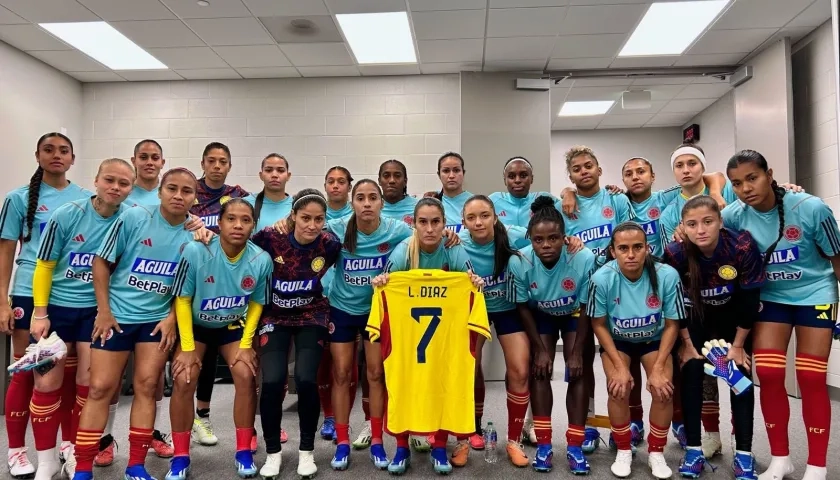La Selección Colombia femenina con la camiseta de Luis Díaz. 