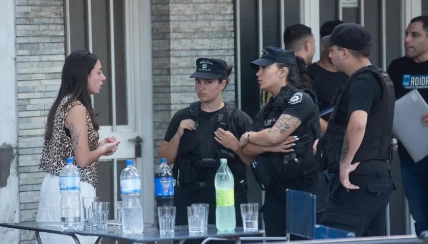 Agustina Scaglia, prima de Antonela Rocuzzo, hablando con policías.