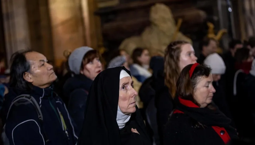 Laicos y religiosos asisten al funeral por las 15 víctimas mortales del tiroteo del jueves en Praga.