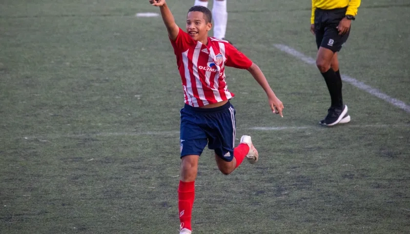 Carlos Daniel Bacca celebra el gol con el que abrió la cuenta ante La Jaula. 