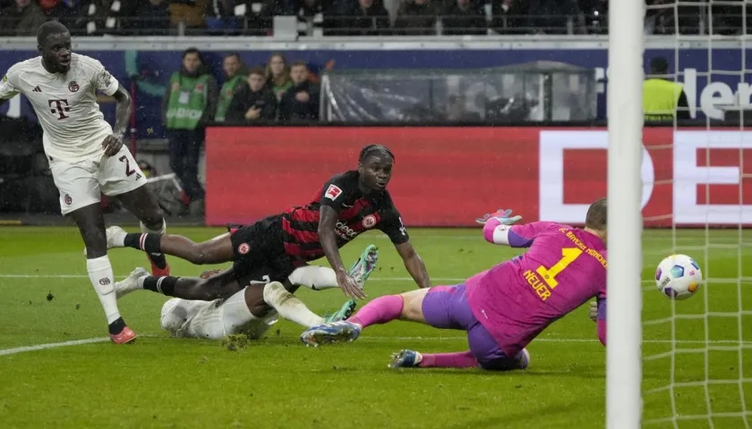 Acción del segundo gol del Eintracht, marcado por el francés Dina Ebimbe. 
