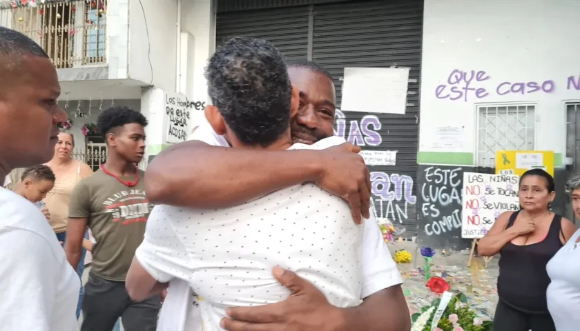 Genaro González se abraza con familiares luego de conocer la noticia sobre la captura del presunto asesino de su hija